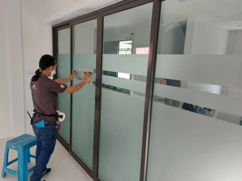 ช่างติดตั้งสติกเกอร์บังสายตาในอาคาร ออฟฟิศ